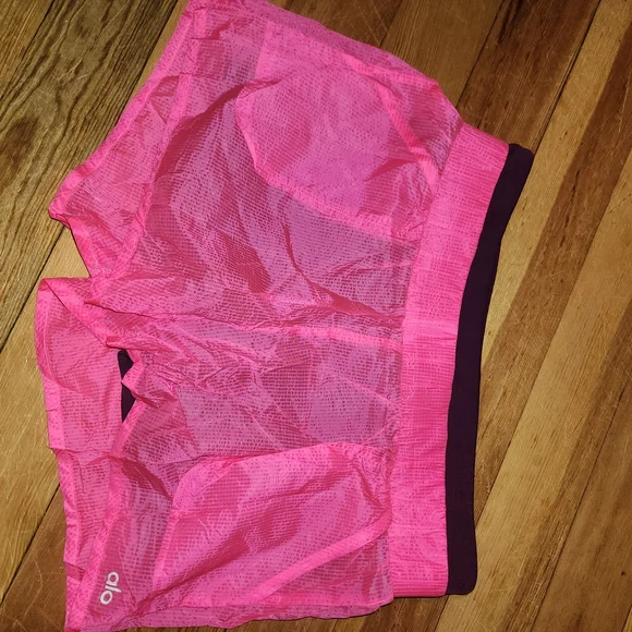 ALO Yoga Women's Pink Shorts - Picture 1 of 3